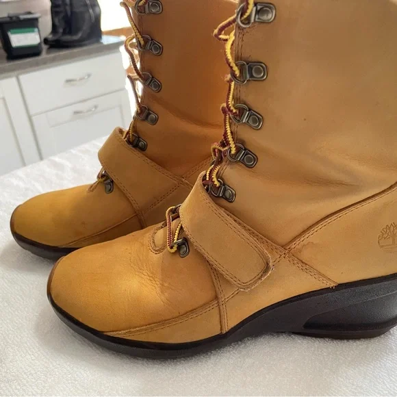 Timberland Tan Lace Up Boots with Rugged Design - Picture 2 of 8